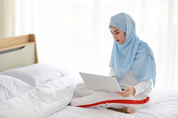 Fiatal Ázsiai Laptopot Használ Ágyon Hálószobában Gyönyörű Lány Fehér Muszlim — Stock Fotó