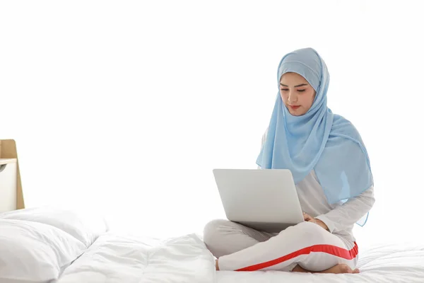 Young Asian Woman Use Laptop Sitting Bed Bedroom Beautiful Girl — Stock Photo, Image