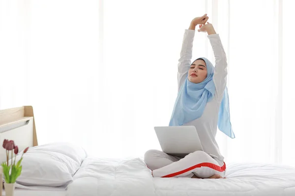 Young Asian Woman Using Computer Sitting Bed Bedroom Beautiful Girl — Stock Photo, Image