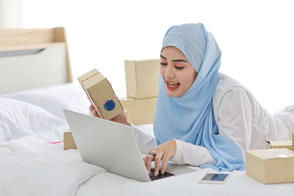 Красивая Молодая Азиатка Мусульманской Сонной Одежде Привлекательным Внешним Видом Лежит — стоковое фото
