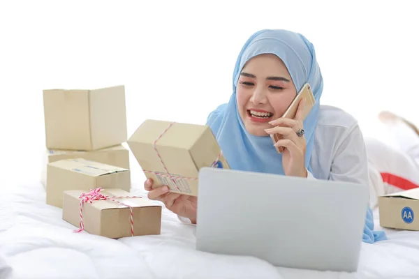 Mulher Asiática Bonita Jovem Roupa Dormir Muçulmana Com Aparência Atraente — Fotografia de Stock