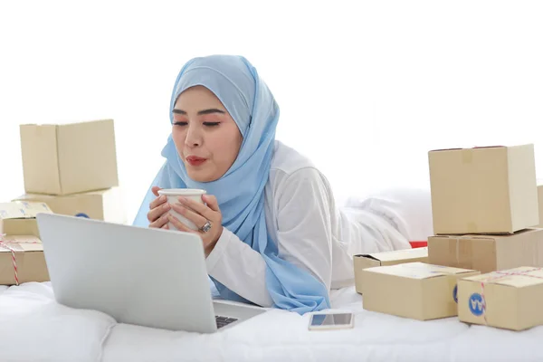 Jovem Atraente Mulher Asiática Sleepwear Vestido Muçulmano Segurando Xícara Café — Fotografia de Stock