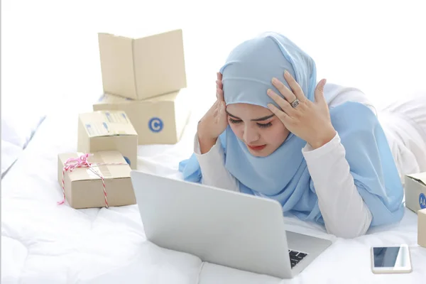 Gyönyörű Fiatal Ázsiai Muszlim Hálóing Fejfájással Érzelem Fekszik Ágyon Számítógép — Stock Fotó