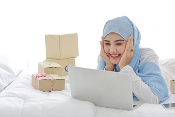 Gyönyörű Fiatal Ázsiai Muszlim Hálóing Vonzó Megjelenés Fekszik Ágyban Számítógép — Stock Fotó