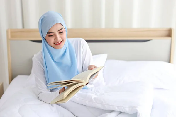 Happy Young Beautiful Asian Woman Muslim Sleepwear Sitting Reading Book — Stock Photo, Image