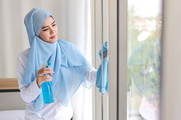 Interior Tiro Ativo Jovem Bonito Asiático Muçulmano Dona Casa Mulher — Fotografia de Stock