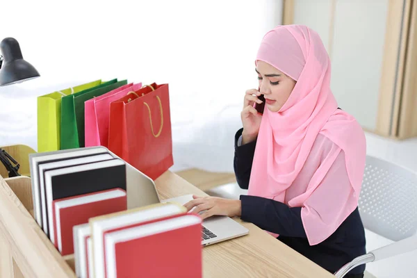 Active Smart Asian Woman Blue Muslim Suit Pink Shaft Sitting — Stock Photo, Image