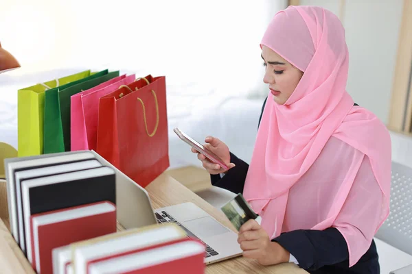 Donna Asiatica Intelligente Attiva Abito Musulmano Blu Albero Rosa Seduta — Foto Stock