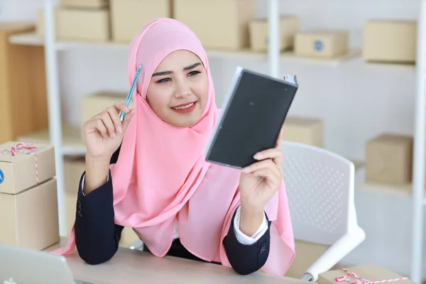 Donna Asiatica Attiva Tuta Musulmana Seduta Che Lavora Con Computer — Foto Stock