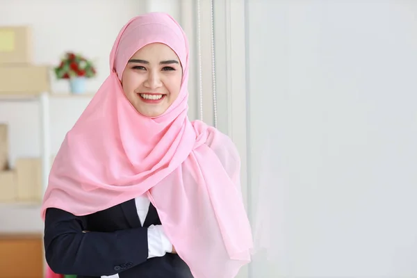 Náboženské Asijské Ženy Modrém Muslimském Obleku Růžové Hřídele Hlavě Stojí — Stock fotografie
