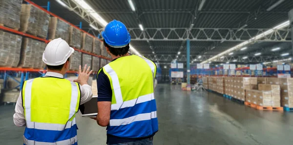Rear View Group Worker Standing Checking Large Retail Warehouse Logistics — Stock Photo, Image