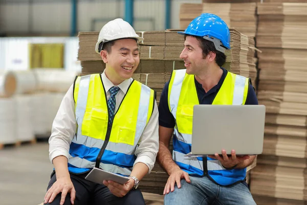 Architect Engineering Men Worker Standing Checking Large Warehouse Computer Multiethnic — Stock Photo, Image