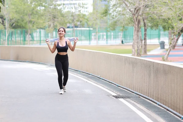 스포츠 즐기는 아시아 여자가 마라톤 연습을 위하여 옥외에서 조깅하는 소녀가 — 스톡 사진