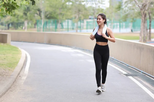 Spor Kıyafetli Genç Asyalı Kadın Portresi Maraton Antrenmanı Için Açık — Stok fotoğraf