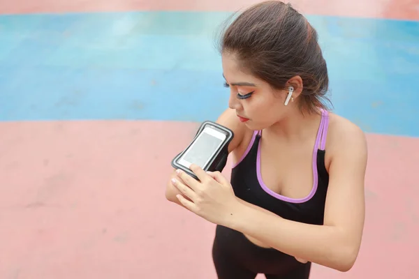 Atlético Jovem Mulher Asiática Saudável Sportswear Usando Rastreador Fitness Relógio — Fotografia de Stock