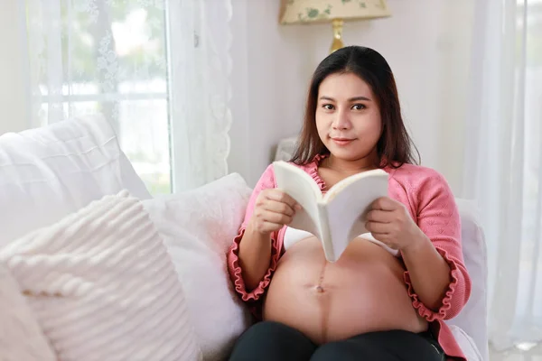 Glückliche Junge Schwangere Asiatin Sitzt Und Ruht Auf Dem Sofa — Stockfoto