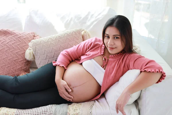 Glücklich Lächelnde Junge Asiatische Schwangere Frau Die Auf Dem Sofa — Stockfoto
