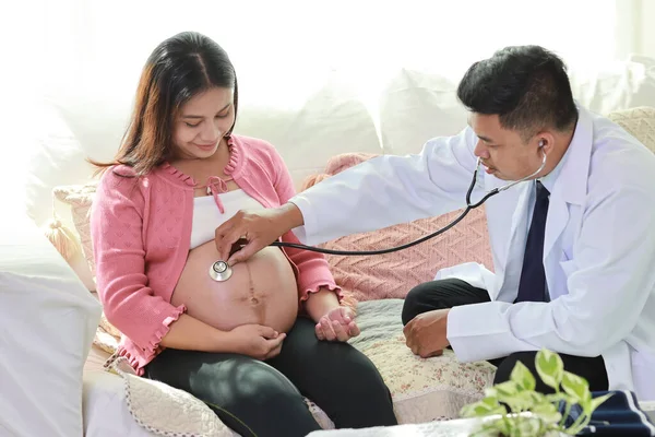 Glad Leende Ung Asiatisk Gravid Kvinna Och Manlig Läkare Sitter — Stockfoto