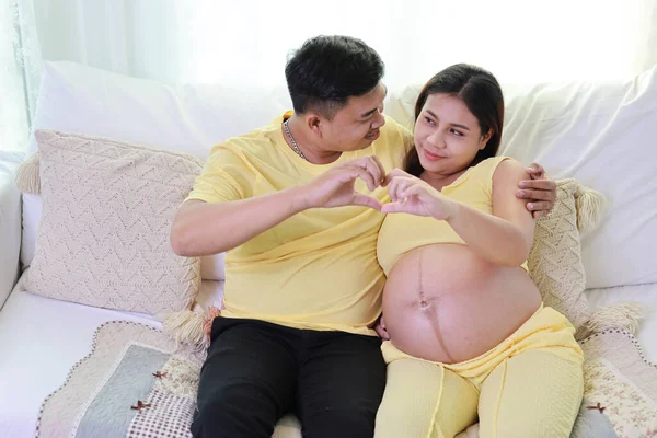 Glückliches Asiatisches Erwachsenes Paar Mit Ehemann Der Auf Dem Sofa — Stockfoto