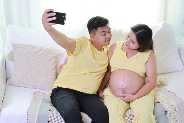 Glückliches Asiatisches Erwachsenes Paar Mit Ehemann Der Auf Dem Sofa — Stockfoto