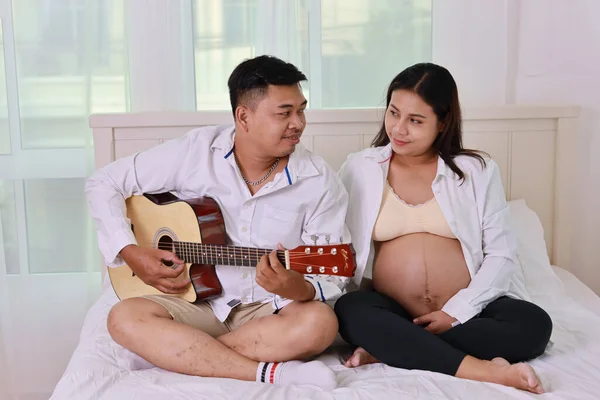 Щаслива Азіатська Доросла Пара Чоловіком Сидить Грає Гітарі Ліжку Спальні — стокове фото