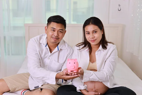 Glückliches Asiatisches Erwachsenes Paar Mit Ehemann Der Auf Dem Bett — Stockfoto