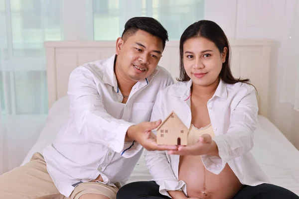 Glückliches Asiatisches Erwachsenes Paar Mit Ehemann Der Auf Dem Bett — Stockfoto