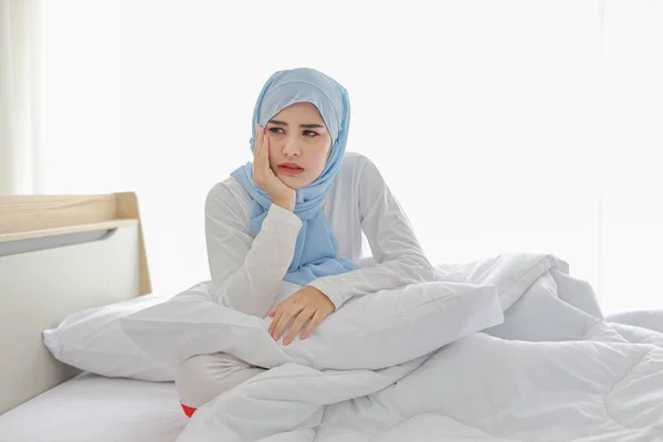 Belle Jeune Femme Asiatique Vêtements Nuit Musulmans Avec Douleur Dentaire — Photo