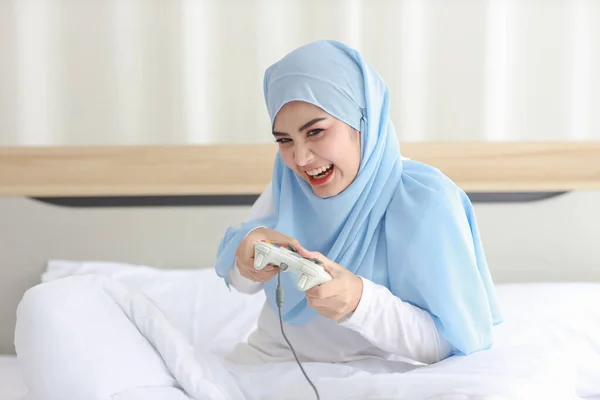 Концепция Игровой Консоли Vdo Активная Азиатская Женщина Белой Мусульманской Сонной — стоковое фото