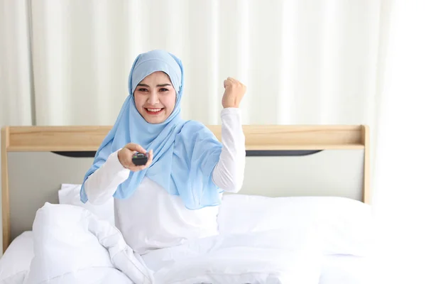 Телевидение Концепция Счастья Красивая Азиатская Мусульманка Белой Сонной Одежде Сидит — стоковое фото