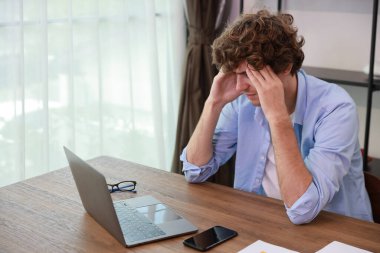 Genç, yetişkin bir iş kadını, kötü haber başarısızlığından sonra ofisteki masasına dokunuyor ya da kovulup moralini bozuyor, perişan ve umutsuzluğa kapılıyor.. 