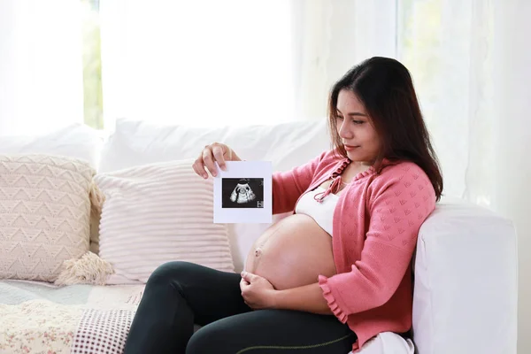 Glücklich Lächelnde Junge Schwangere Asiatin Die Auf Dem Sofa Wohnzimmer — Stockfoto