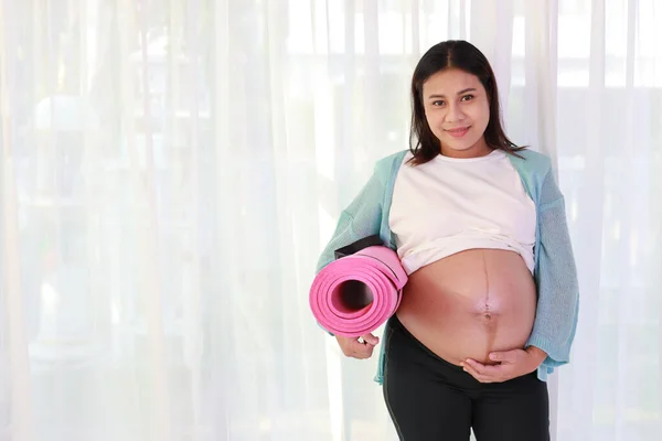Glücklich Lächelnde Junge Asiatische Schwangere Die Auf Dem Boden Steht — Stockfoto