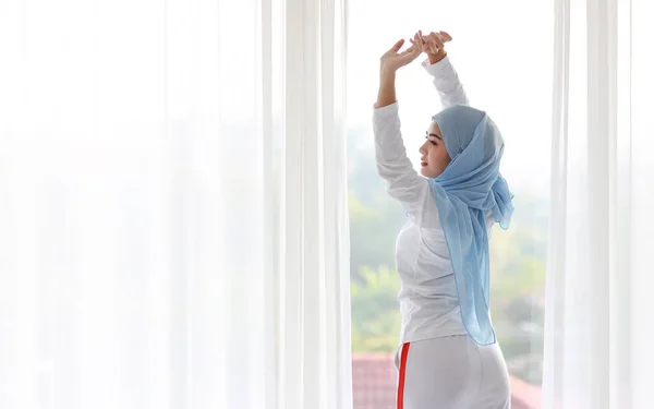Mooie Aziatische Vrouw Draagt Witte Moslim Slaapkledij Strekt Haar Armen — Stockfoto