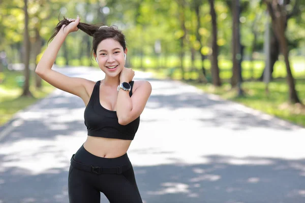 Портрет Счастливой Молодой Азиатской Спортсменки Практиковать Йогу Растяжения Медитации Упражнения — стоковое фото