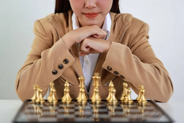 Kadını Klasik Süitte Oturuyor Beyaz Masada Satranç Oynayarak Planlama Stratejisini — Stok fotoğraf