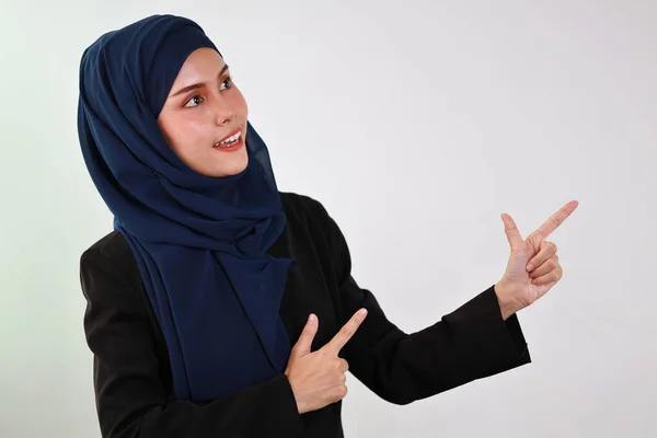 Szczęśliwy Mądry Azjatycki Biznes Kobieta Muzułmańskiej Sukience Stoi Wskazując Coś — Zdjęcie stockowe