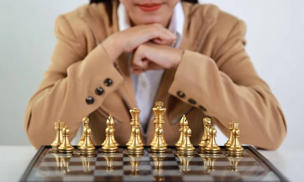 Podnikatelka Ruce Klasickém Apartmá Sedí Stisk Ruce Plánování Strategie Šachy — Stock fotografie