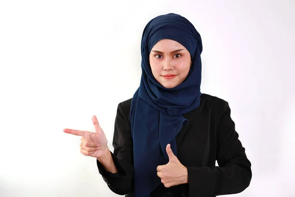 Feliz Mujer Negocios Asiática Inteligente Vestido Musulmán Pie Apuntando Algo — Foto de Stock