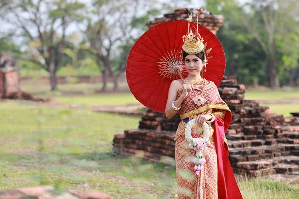 Молодая Мода Красивая Азиатская Женщина Традиционном Тайском Красном Костюме Гирляндой — стоковое фото