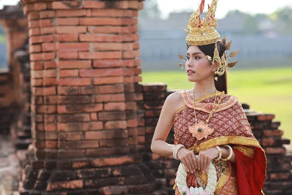 Genç Moda Güzel Asyalı Kadın Tayland Kırmızı Geleneksel Kostümü Giyip — Stok fotoğraf