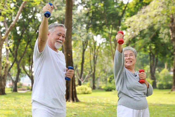 Szczęśliwa Uśmiechnięta Azjatycka Para Seniorów Robi Ćwiczenia Rękę Podnoszenie Hantli — Zdjęcie stockowe