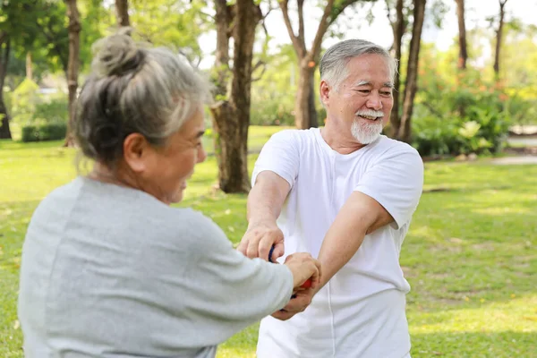 Szczęśliwa Uśmiechnięta Azjatycka Para Seniorów Robi Ćwiczenia Rękę Podnoszenie Hantli — Zdjęcie stockowe