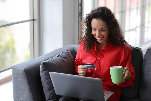 Mulher Feliz Sentado Usando Computador Segurando Cartão Crédito Para Pagamento — Fotografia de Stock