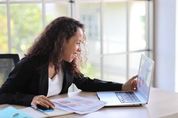 Ελκυστική Επαγγελματική Λατινική Γυναίκα Εργαζόμενος Κάθεται Χρησιμοποιώντας Φορητό Υπολογιστή Έξυπνο Εικόνα Αρχείου