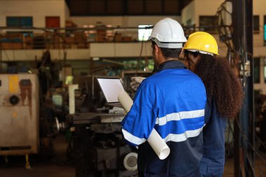 Dikiz görüşlü mimar ya da işçi ağır sanayi imalat fabrikasını telsiz telsizi ve planla kontrol ediyor. Çok ırklı bir işletme yöneticisi gelecekte depo fabrikası inşaatı ile ilgilenecek.