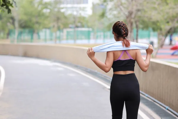 Arka Manzara Portresi Spor Giyimli Genç Asyalı Kadın Maraton Antrenmanı — Stok fotoğraf