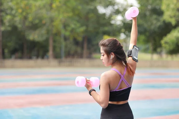 Spor Giyimli Genç Güzel Bir Asyalı Kadın Sabah Egzersizi Için — Stok fotoğraf