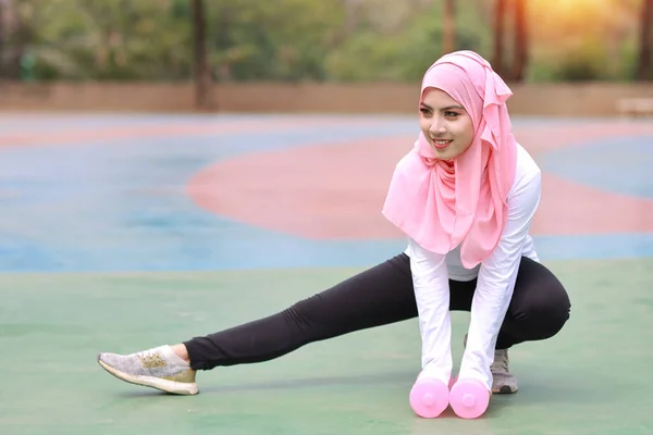 Atletik Genç Asyalı Slami Spor Giyimli Esneyen Halterleri Kaldıran Bir — Stok fotoğraf