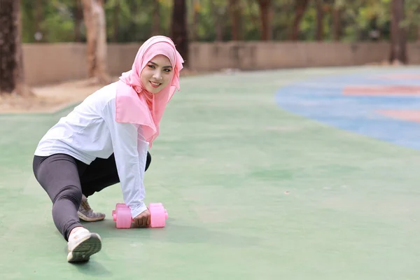 Atletische Jonge Schoonheid Aziatische Vrouw Moslim Sportkleding Rekken Heffen Halters — Stockfoto